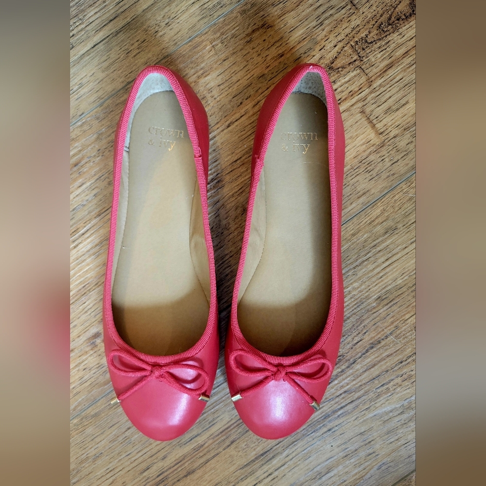 Crown & Ivy Women's Red Ballet Flats